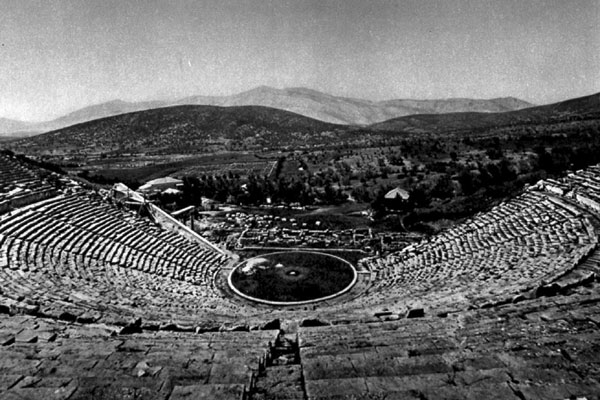 Il teatro di Epidauro, in Grecia, risale approsimativamente all'anno 350 prima del tempo che calcoliamo