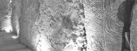 Высеченные изображения на стенах в могильнике Гаврини
